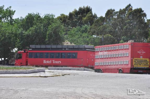 A caminho da Península Valdés, no litoral da patagônia argentina, encontro com um gigantesco caminhão-hotel com viajantes alemães